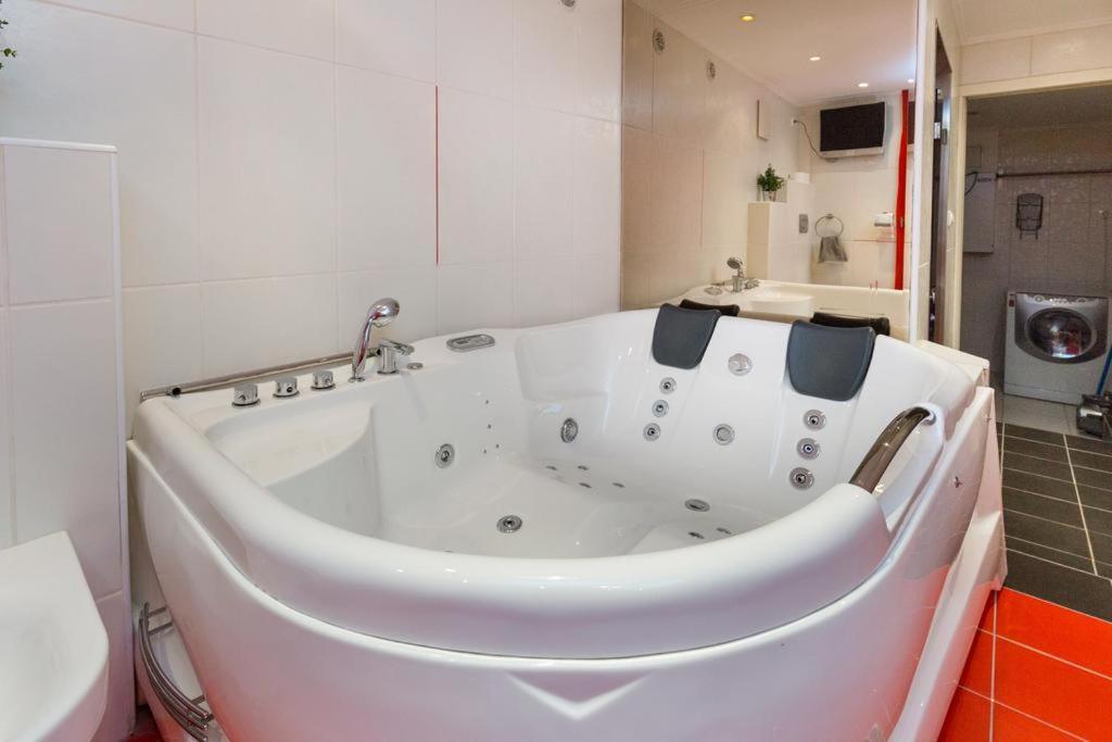Space In Gozsdu Apartment Budapest Exterior photo